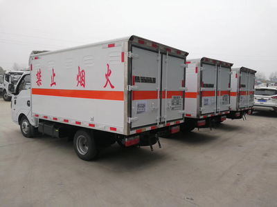 躍進(jìn)3類危險品運輸車 運輸桶裝油漆專用車